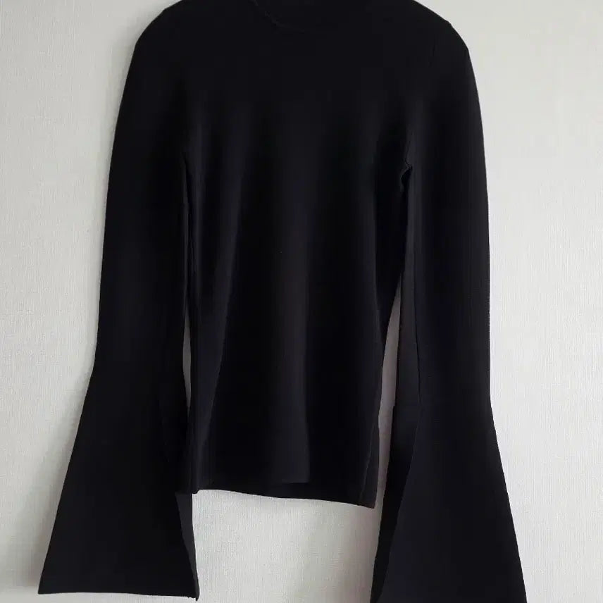 [BUNJANG] Essential Black Flare Sleeve Turtleneck Knit / 에션셀블랙 플레어 소매 터틀넥 니트