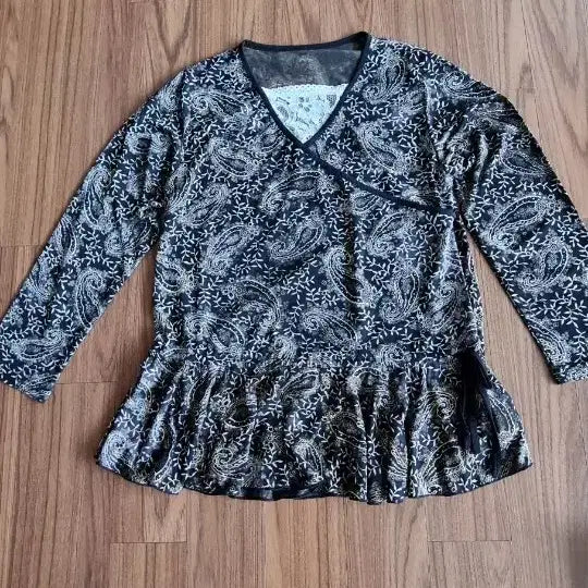 [BUNJANG] Paisley Pattern Wrap Blouse (One Size) / 페이즐리 패턴 랩 블라우스 (프리사이즈)