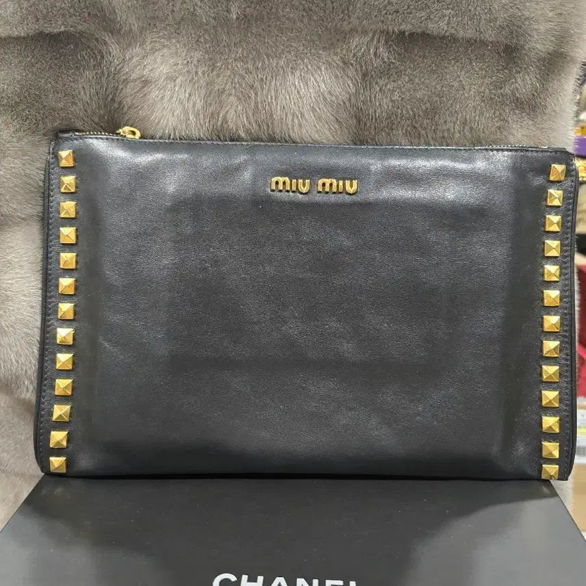 [BUNJANG] Miu Miu Black Studded Clutch / 미우미우 블랙 스터드 클러치