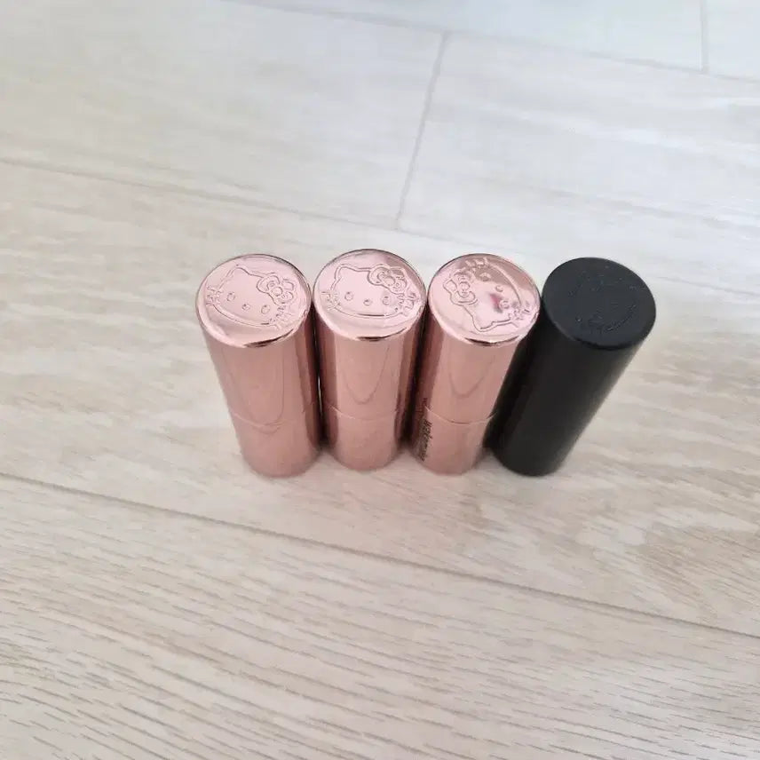 [BUNJANG] WAKEMAKE Hello Kitty Healthy Glow Balm Stick Bundle Set / 반택포)웨이크메이크 헬로키티 밤 스틱 4개 일괄