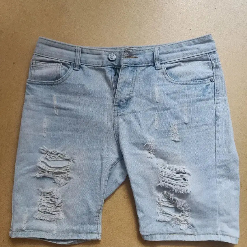 [BUNJANG] Light Wash Ripped Denim Shorts / 연청 찢청 반바지