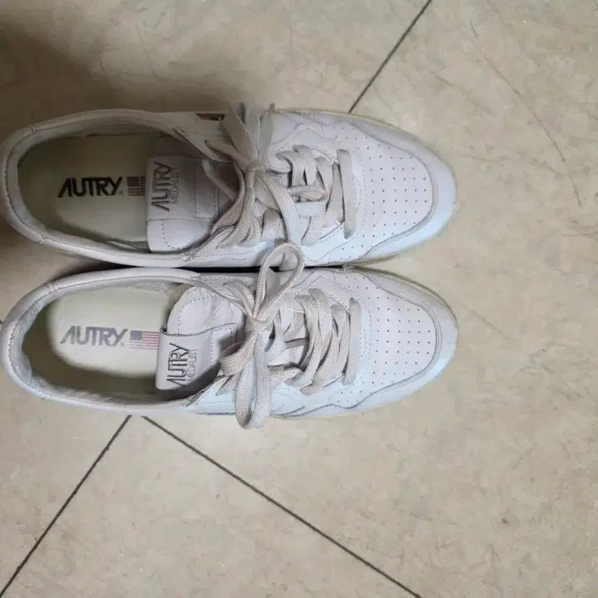[BUNJANG] Autry Medalist White Sneakers Size 40 / 오트리 메달리스트 흰색 스니커즈 40
