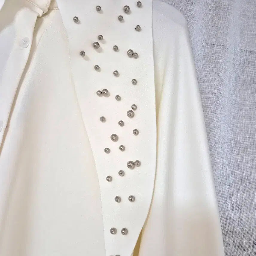 [BUNJANG] Unique White Oversized Collar Beaded Shirt Blouse / (새상품)유니크한 빅 카라 화이트 비즈장식 셔츠블라우스