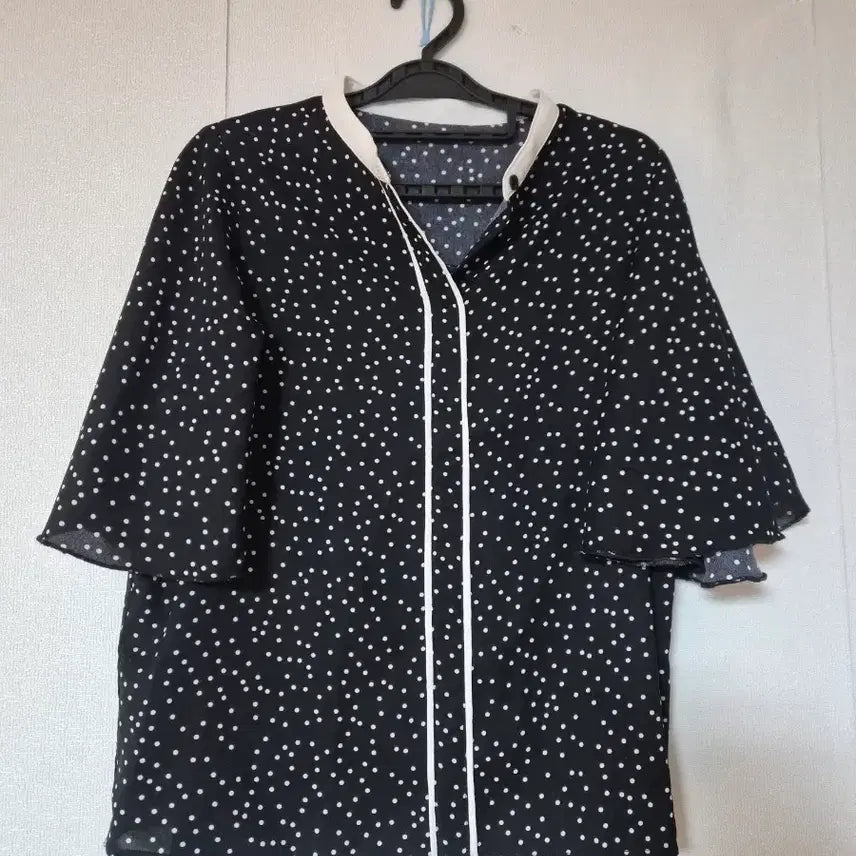 [BUNJANG] Black Dot Bell Sleeve Blouse / 블랙 도트  나팔소매 블라우스