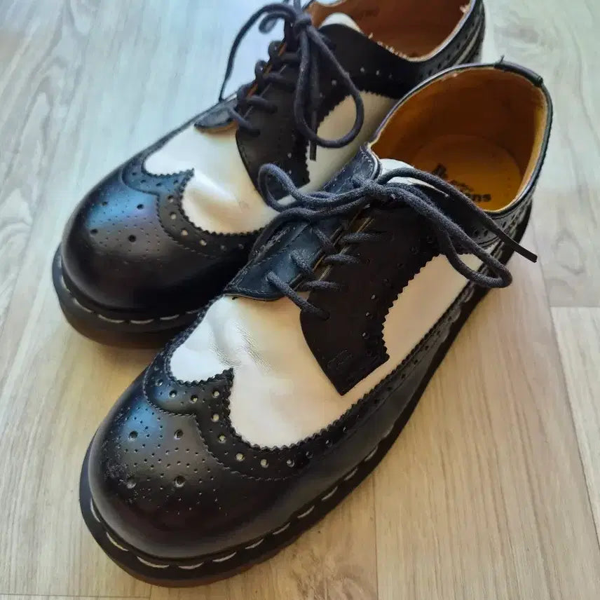 [BUNJANG] Dr. Martens Wingtip Mickey Mouse Shoes / 닥터마틴 윙팁 미키마우스 (250)