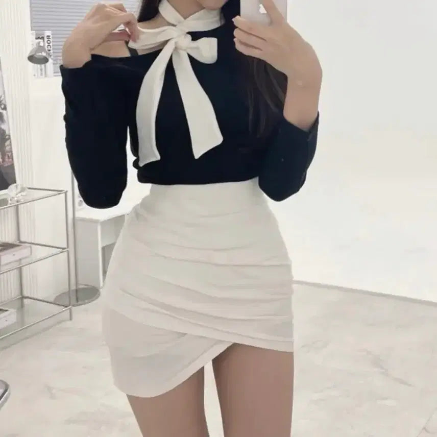 [BUNJANG] Black & White Ribbon Off-Shoulder Long Sleeve Top / 블랙 화이트 리본 오프숄더 긴팔티