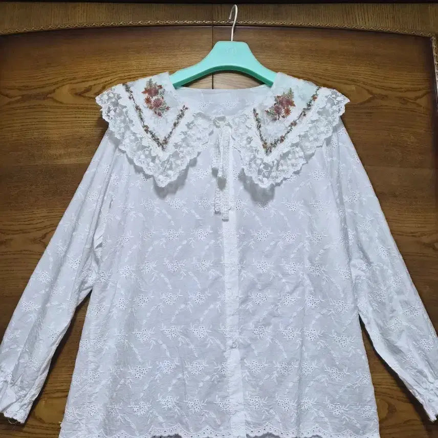 [BUNJANG] Lovely Lace Embroidery Collar Blouse / 러블리 레이스 자수 카라 블라우스