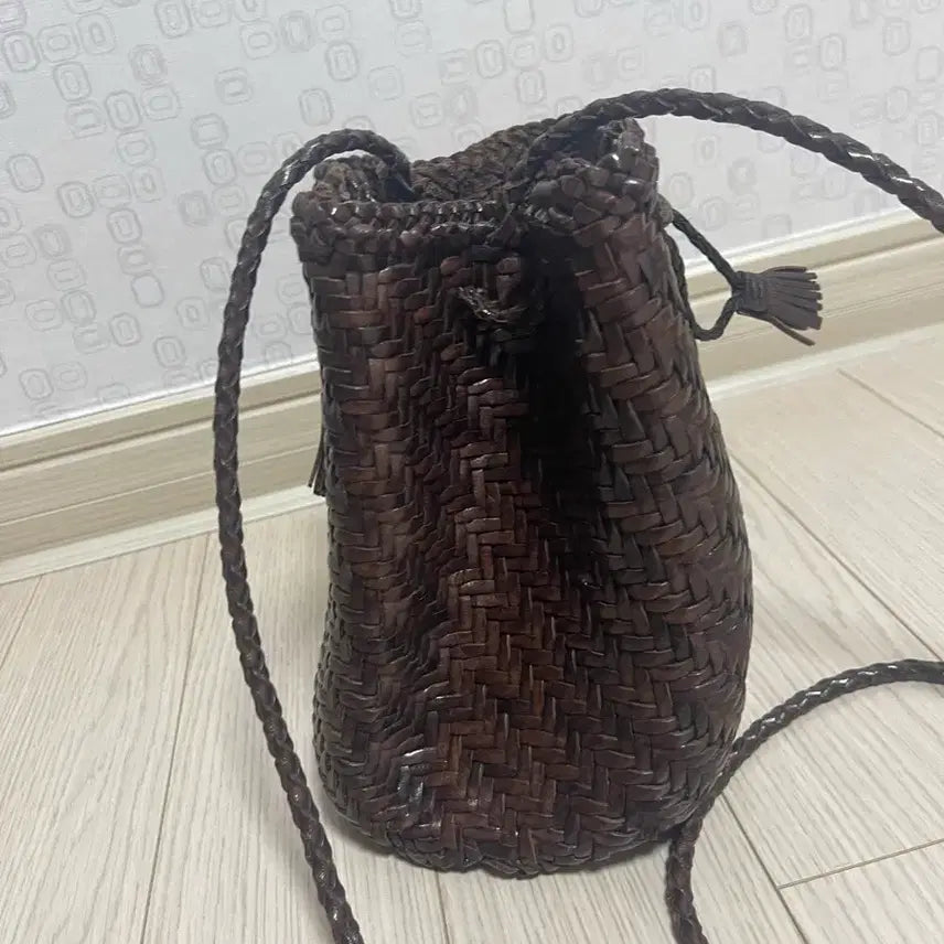[BUNJANG] Dragon Diffusion Pompom Bucket Bag Dark Brown / 드래곤디퓨전 폼폼 버킷백 다크브라운
