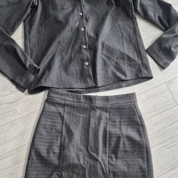 [BUNJANG] Two-Piece Set: Gray Pintuck Skirt & Top / 새상품-그레이 핀턱 스커트 투피스