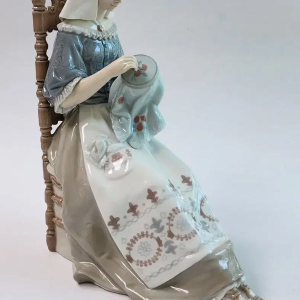[BUNJANG] Lladró Embroiderer Figurine (Large, 28cm, Discontinued) / [단종/초민트급] 스페인 명품 야드로 '자수 놓는 여인' 28cm 대형 희귀작 판매합니다