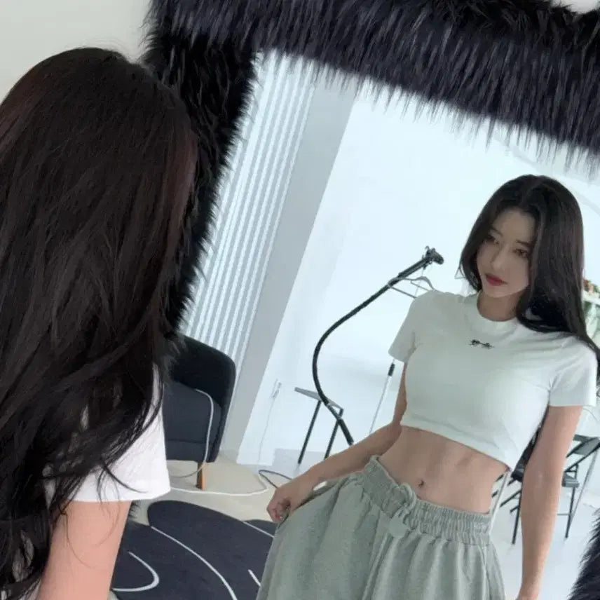 [BUNJANG] Unassuming Logo Crop Top / 무쌍 로고 크롭티