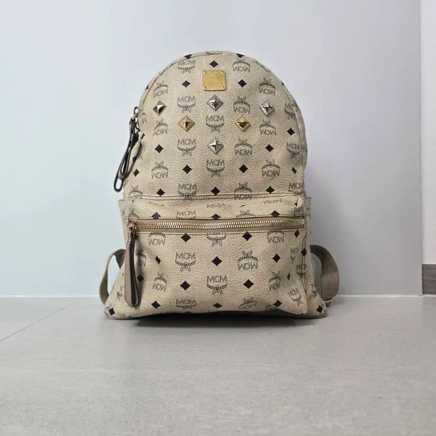[BUNJANG] MCM Visetos Stud Backpack Beige Unisex / MCM 엠씨엠 정품 비세토스 스터드 백팩 베이지 남녀공용