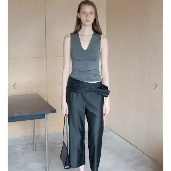[BUNJANG] EHRE Basic V-Neck Sleeveless Top / 에레 EHRE 베이직 브이넥 슬리브리스 탑