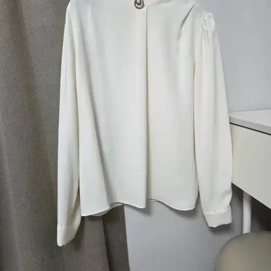 [BUNJANG] Pearl Brooch Blouse / 진주 브로치 블라우스