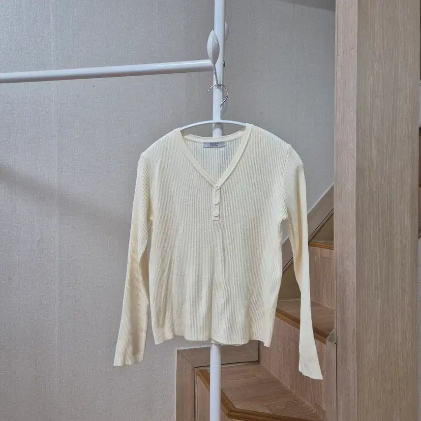 [BUNJANG] Cream V-Neck Knit Sweater / 크림색 브이넥 니트