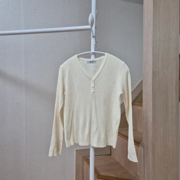 [BUNJANG] Cream V-Neck Knit Sweater / 크림색 브이넥 니트