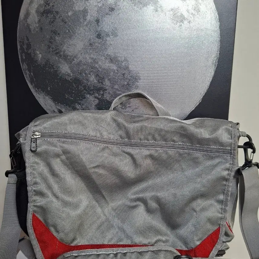 [BUNJANG] Nike Y2K Cross Messenger Bag Grey Red / [나이키 정품 / Y2K 감성/한정판] 크로스 메신저백 그레이 레드 (노트북 수납 가능)