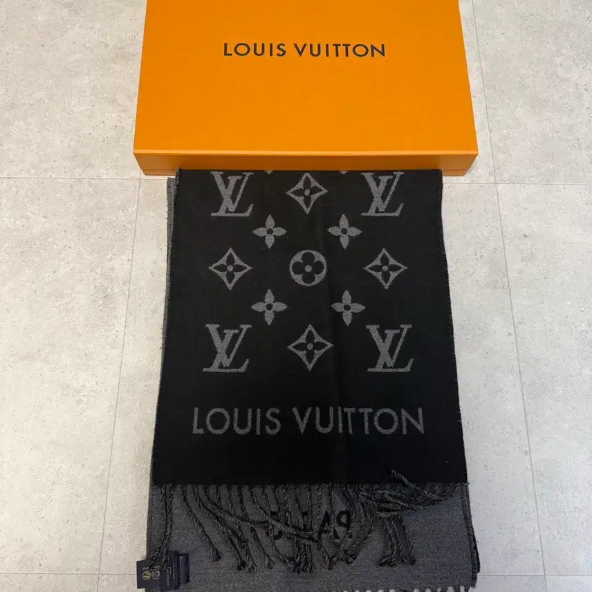 [BUNJANG] Louis Vuitton Monogram All About Scarf Black / [os] 루이비통 모노그램 올 어바웃 목도리 스카프 블랙