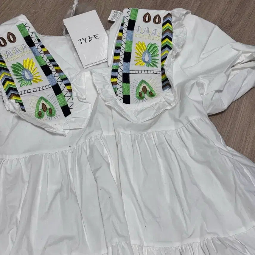 [BUNJANG] Kara Embroidered Dress / 카라 자수 원피스