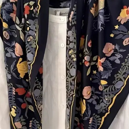 [BUNJANG] Large Triangle Scarf Black Floral Pattern / 삼각큰스카프(새상품.검정색