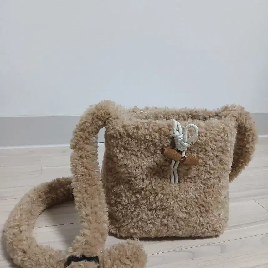 [BUNJANG] Fuzzy Crossbody Bag / 뽀글이 크로스백