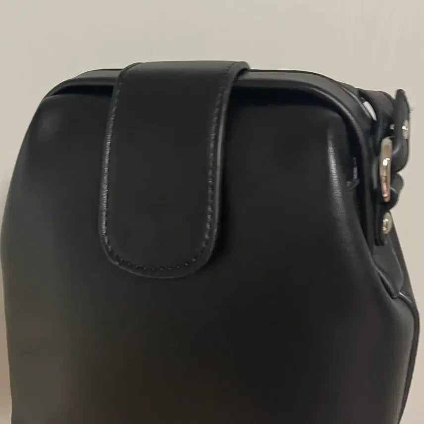 [BUNJANG] Black Leather Shoulder Bag / 검정색 가죽 숄더백 (사용감 적음)