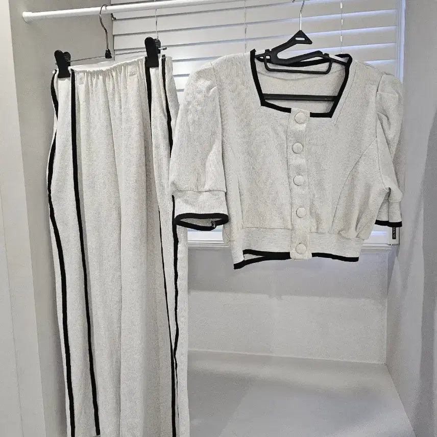 [BUNJANG] Women's Casual Two-Piece Training Set - New Arrival / 꾸안꾸 트레이닝투피스셋업 보관새상품 프리사이즈