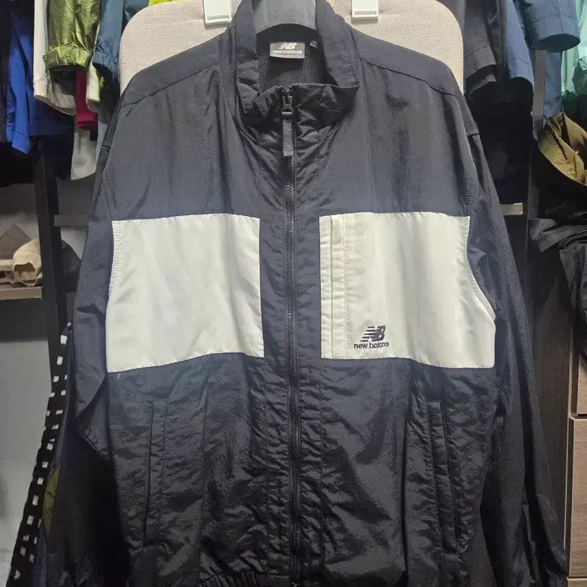 [BUNJANG] New Balance Windbreaker Jacket Black/White / 뉴발란스 바람막이 자켓 블랙/화이트