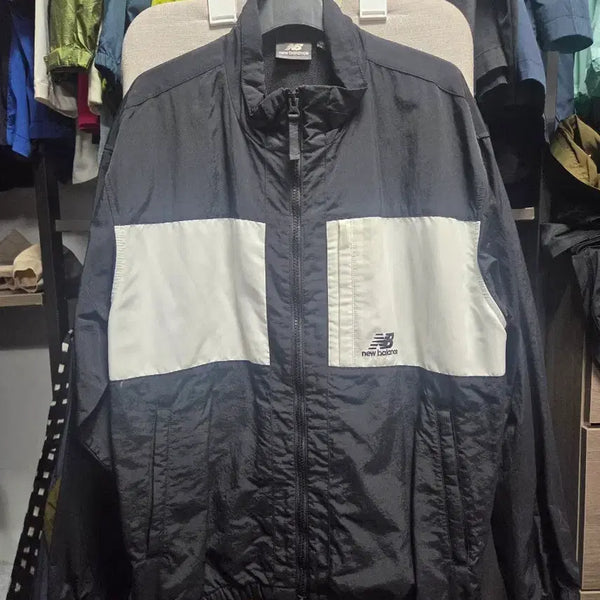 [BUNJANG] New Balance Windbreaker Jacket Black/White / 뉴발란스 바람막이 자켓 블랙/화이트
