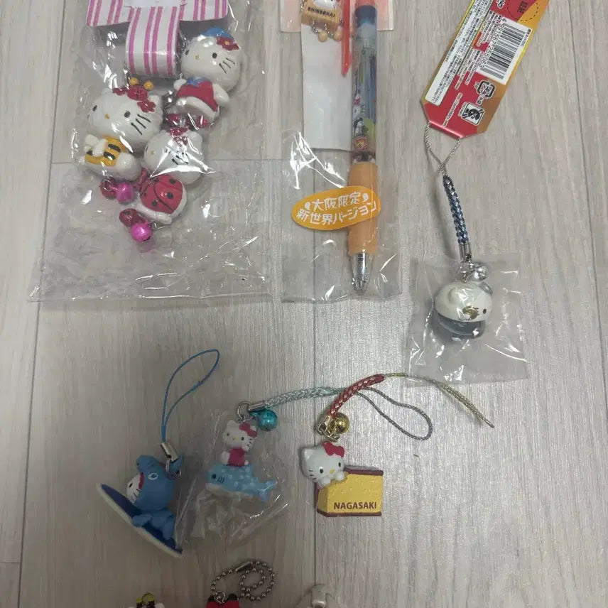 [BUNJANG] Hello Kitty Keychain Set & Ballpoint Pen Bundle Set / 헬로키티 키링 세트 + 볼펜  일괄