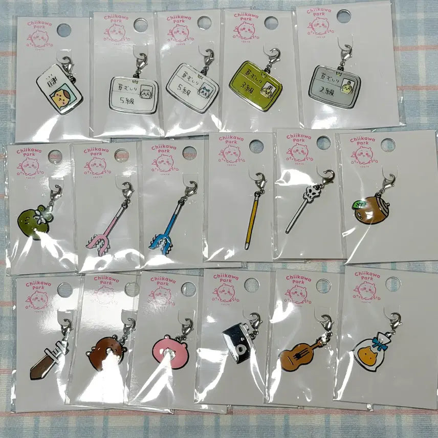 [BUNJANG] Chiikawa Park Mini Charm Keychain Collection / 치이카와 파크 미니참 키링 ㅣ 제초자격증 술자격증 3급 2급 우사기 치이카와 하치와레 쿠리만쥬