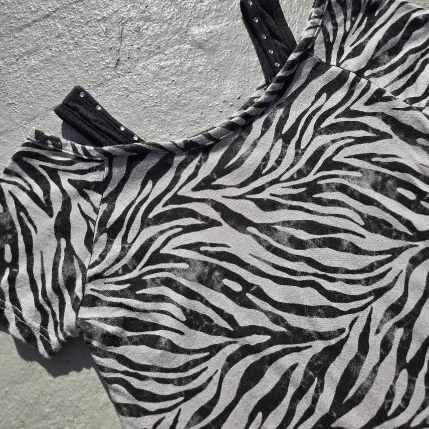 [BUNJANG] CORNFLAKE Zebra Pattern Y2K Off-Shoulder T-Shirt / CORNFLAKE 콘플레이크 y2k 지브라 오프숄더 티셔츠