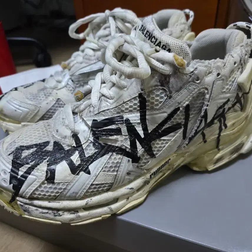 [BUNJANG] Balenciaga Graffiti Runner Sneakers / 발렌시아가 그래피티 러너 44 팝니다