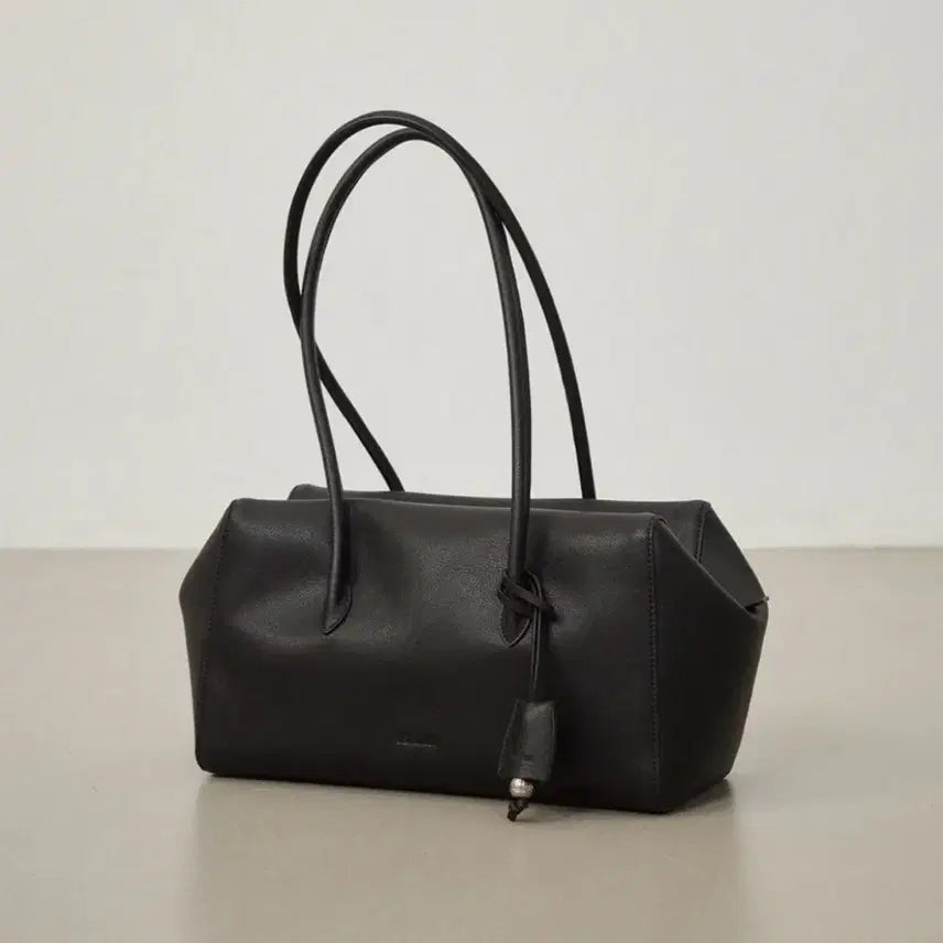 [BUNJANG] OSTKAKA Robe Shoulder Bag Black / 오스트카카 로브 숄더 블랙