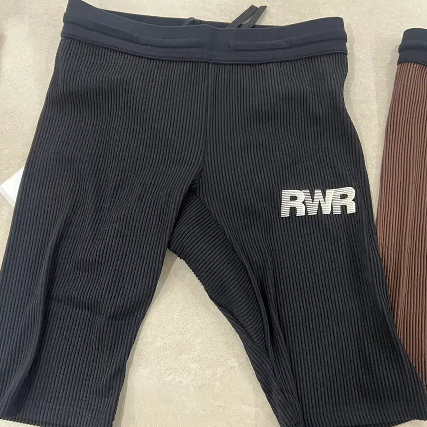 [BUNJANG] Run With Her Half Leggings / 런위더 하프레깅스 블랙3사이즈 브라운1사이즈 팝니다