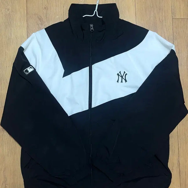 [BUNJANG] MLB Mega Print Stand Neck Windbreaker / 엠엘비(MLB) 찜볼 메가 프린트 스탠드넥 바람막이