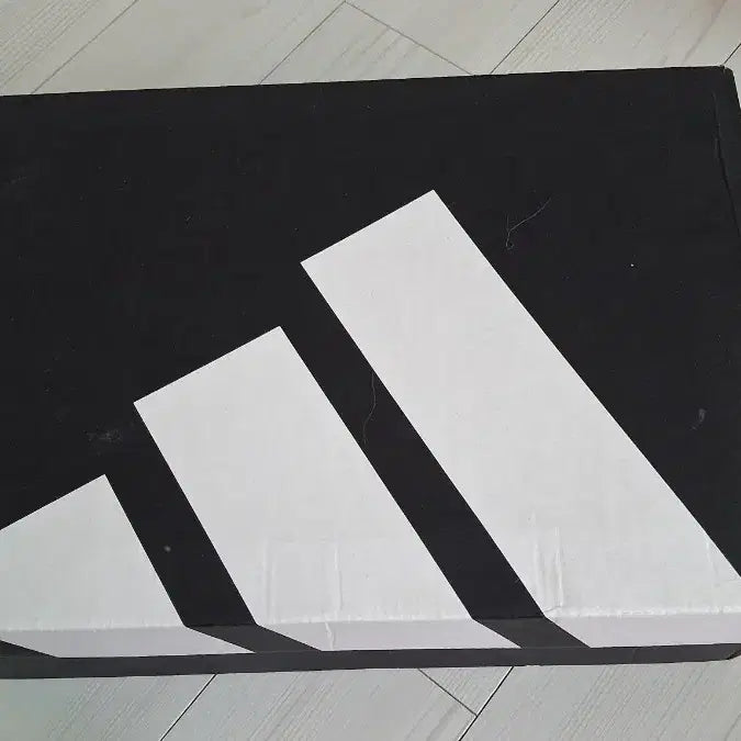 [BUNJANG] Adidas Shoe Box Set (8 Boxes) / 아디다스 신발 박스는 총 8개입니다.왼쪽 라인에 3개, 가운데 라인에 2개, 오른쪽 라인에 3개가 배열되어 있습니다.