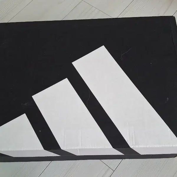 [BUNJANG] Adidas Shoe Box Set (8 Boxes) / 아디다스 신발 박스는 총 8개입니다.왼쪽 라인에 3개, 가운데 라인에 2개, 오른쪽 라인에 3개가 배열되어 있습니다.