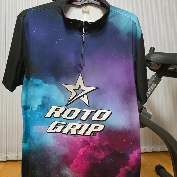 [BUNJANG] Roto Grip "Cosmic Galaxy" Pattern Half-Zip Bowling Jersey (Size 105/XL, A-Grade Condition) / [제목][105] 로토그립(ROTO GRIP) 우주/은하수 패턴 볼링 유니폼 (상태 A급)[105] 로토그립(ROTO GRIP) 우주/은하수 패턴 볼링 유니폼 (상태 A급)