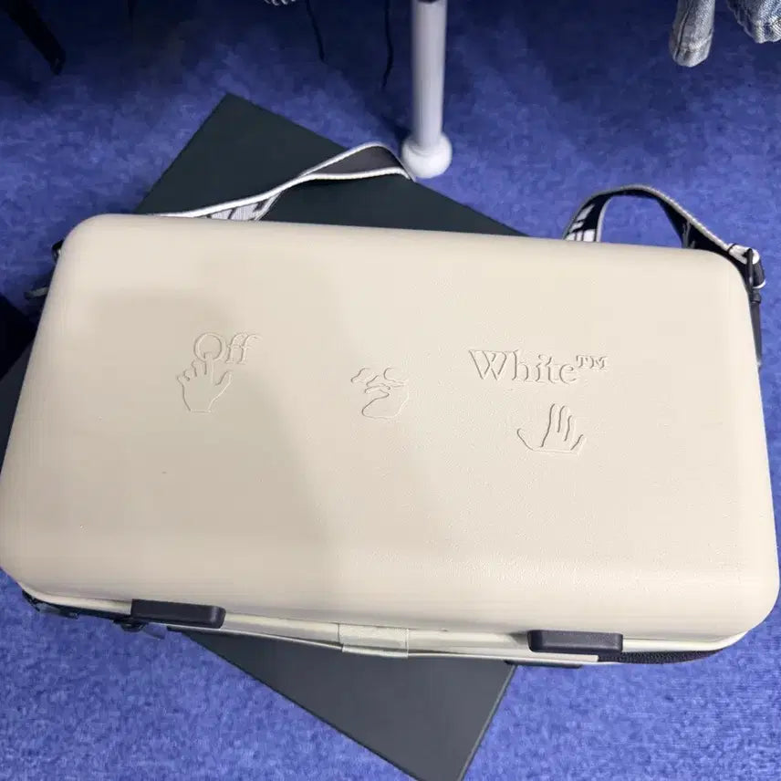 [BUNJANG] Off-White x Amorepacific Collaboration Protection Box Clutch Bag / 오프화이트 x 아모레 퍼시픽 프로텍션 박스