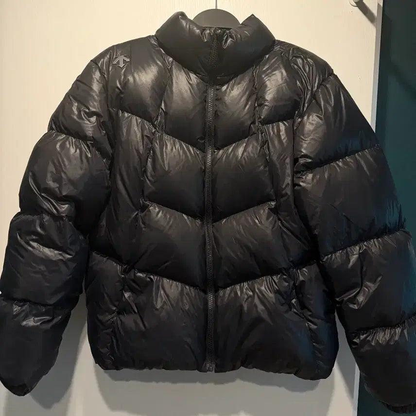 [BUNJANG] Descente Shiny Puffer Down Jacket - Black / 숏 푸퍼 다운 자켓 유광 블랙(SO323UDJ93)