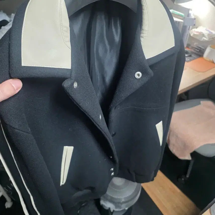 [BUNJANG] Juenne J23 Varsity Jacket Black/Ivory Size M / 준느 J23 바시티 자켓 블랙 아이보리 / 사이즈 M  팔아요