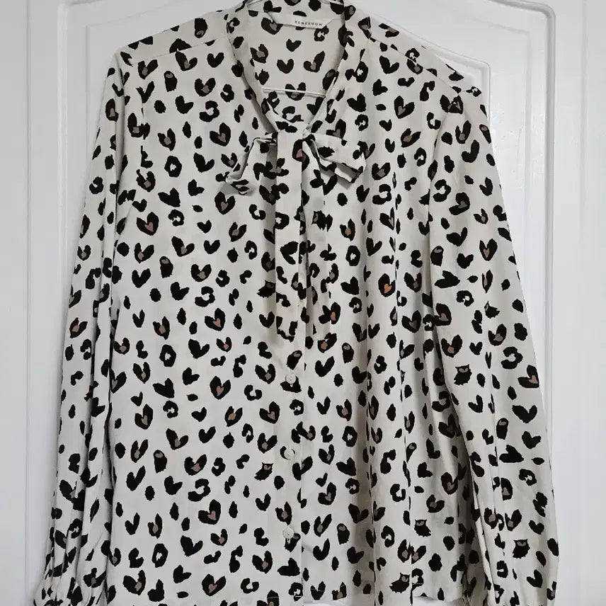[BUNJANG] Lenibon Heart Leopard Ribbon Blouse / 레니본 하트 레오파드 리본 블라우스 타이블라우스 셔츠