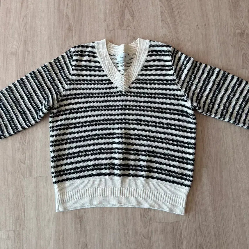 [BUNJANG] LATT Stripe V-Neck Knit / 한섬 LATT 래트 스트라이프 브이넥 니트/세탁완료/무료배송