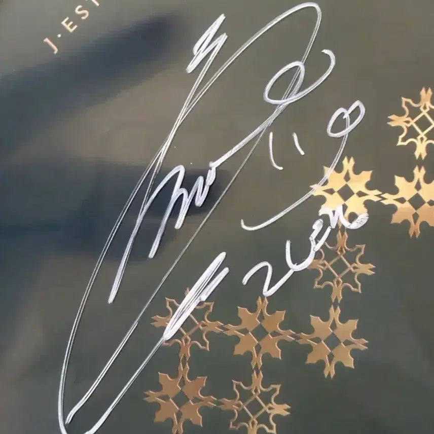 [BUNJANG] IU Autographed Fan / 아이유 친필 사인 부채