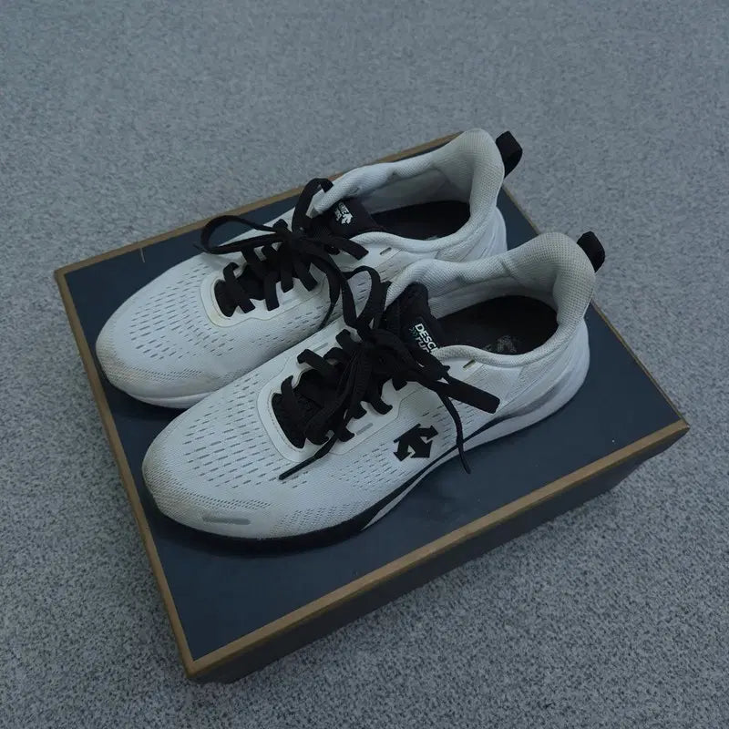 [BUNJANG] Descente Sneakers 235 / 235 데상트 스니커즈/일반 운동화 | 0921C10