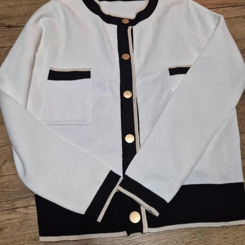 [BUNJANG] Black and White Button Cardigan / 블랙 앤 화이트 버튼 가디건