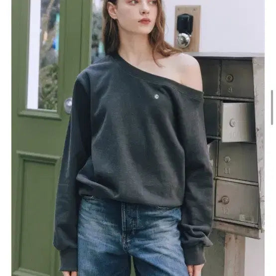 [BUNJANG] Letter From Moon Off-Shoulder Sweatshirt / 레터프롬문 반 오프숄더 맨투맨