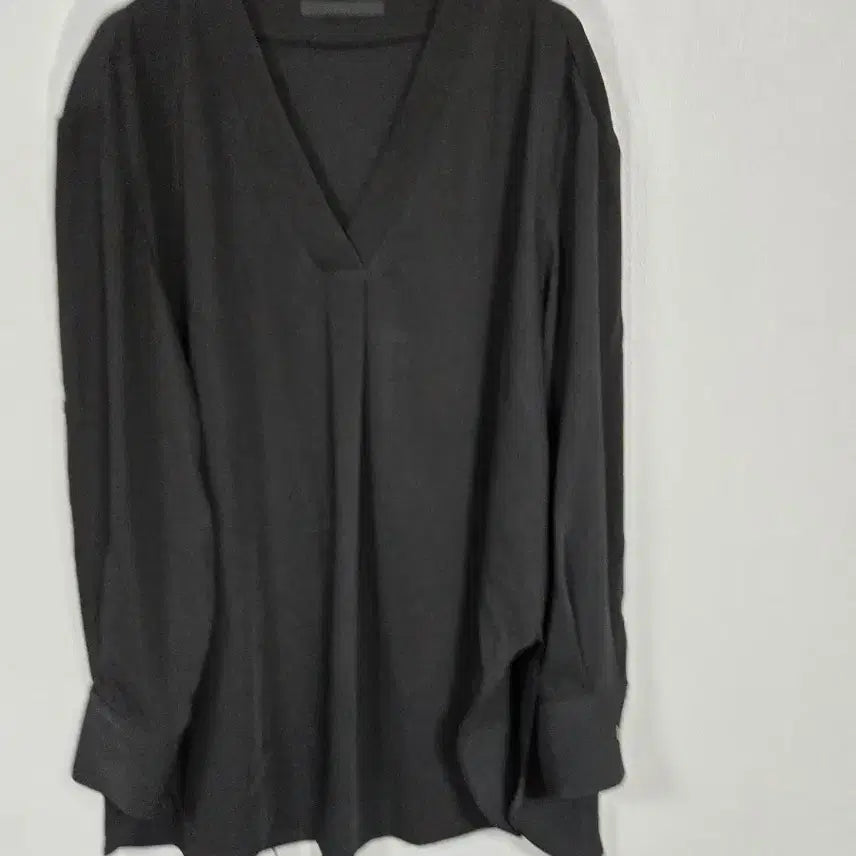 [BUNJANG] MOMBBE V-Neck Poly Blouse (Free Size) / MOMBBE 브이넥 폴리 블라우스 프리