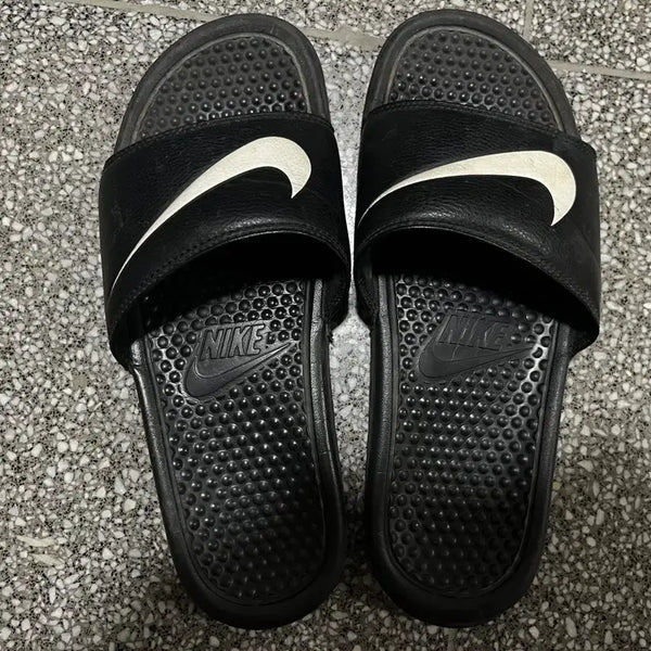 [BUNJANG] Nike OG Swoosh Slides Black/White / 나이키 OG 스우시 슬리퍼 검흰 (오케이션이 착용했던 모델)